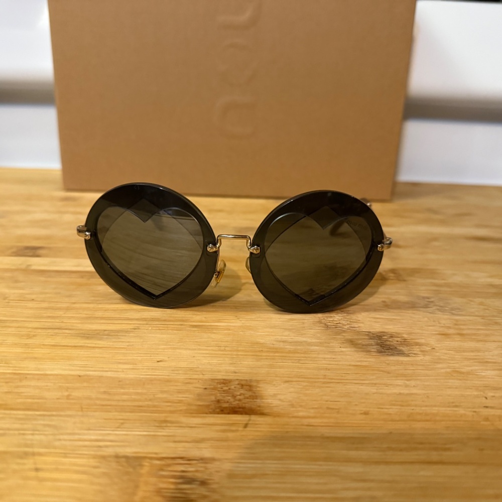 MIU MIU 62mm Layered Heart Round Sunglasses In Grey Mirror - NWOT - Picture 14 of 16